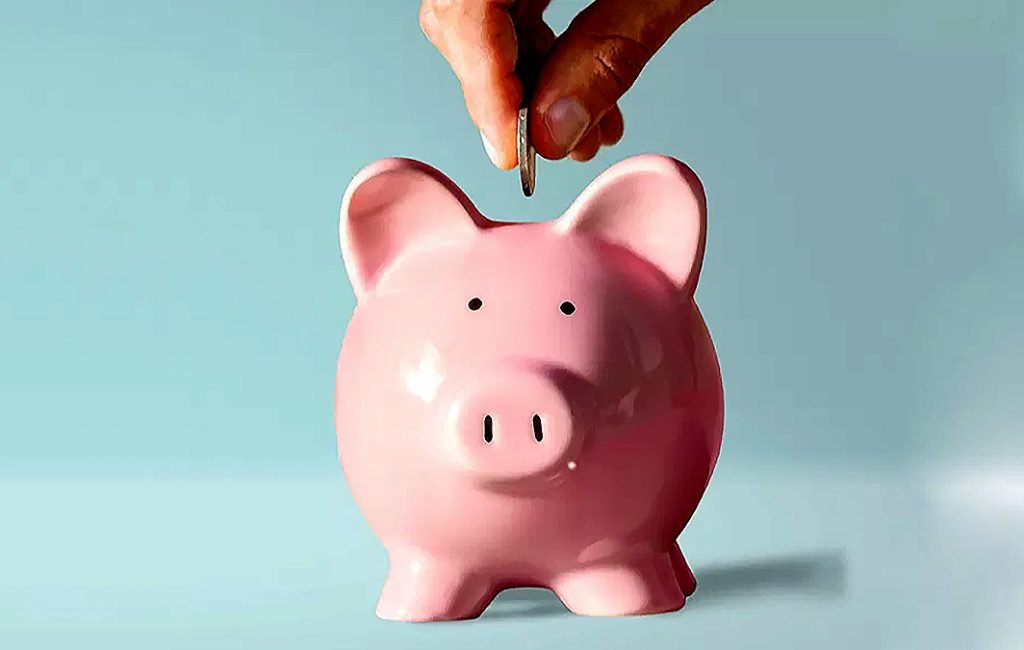 SALVADANAIO A FORMA DI MAIALINO CHE STA A SIGNIFICARE IL TEMA RISPARMIO SUI COSTI DELLA TELEFONIA AZIENDALE