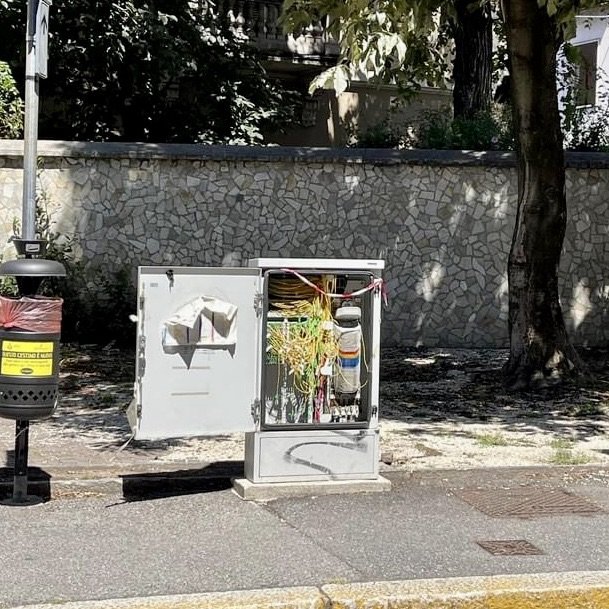 Cabinet telecomunicazioni aperto