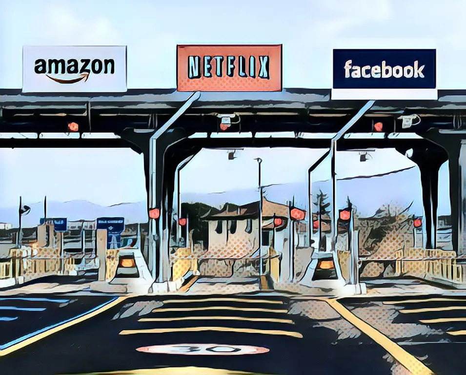Illustrazione di un casello autostradale con i loghi di Amazon, Netflix e Facebook sopra le corsie, usata come metafora dei pedaggi digitali e della regolamentazione CDN in Italia.