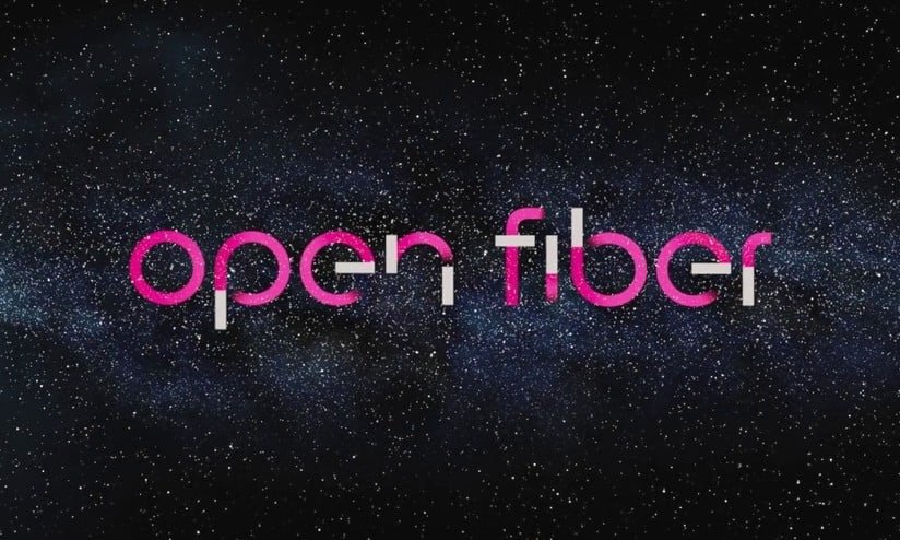 Logo Open Fiber rete FTTH in Italia su sfondo stellato