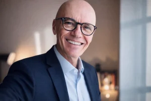 Massimo Marucci, consulente di telefonia aziendale, ritratto professionale in ufficio