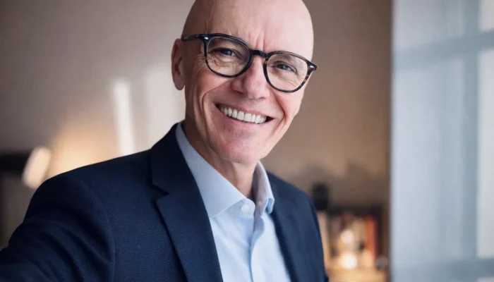 Massimo Marucci, consulente di telefonia aziendale, ritratto professionale in ufficio