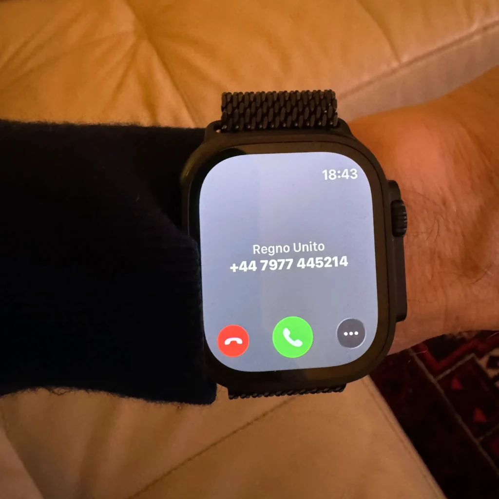 Chiamata spam dall’estero visualizzata su Apple Watch con prefisso del Regno Unito