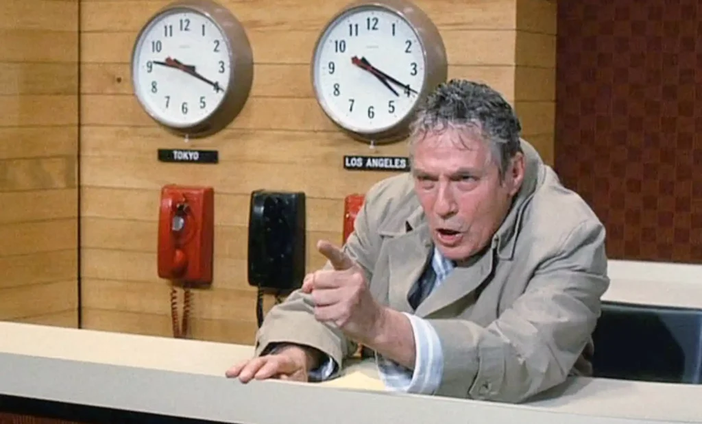 scena del film Network con il conduttore Howard Beale che protesta simbolo della frustrazione per i disservizi telefonici nelle aziende