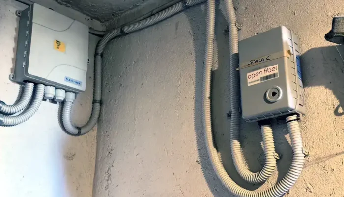 Armadio Flashfiber e terminazione Open Fiber installati nello stesso cavedio condominiale