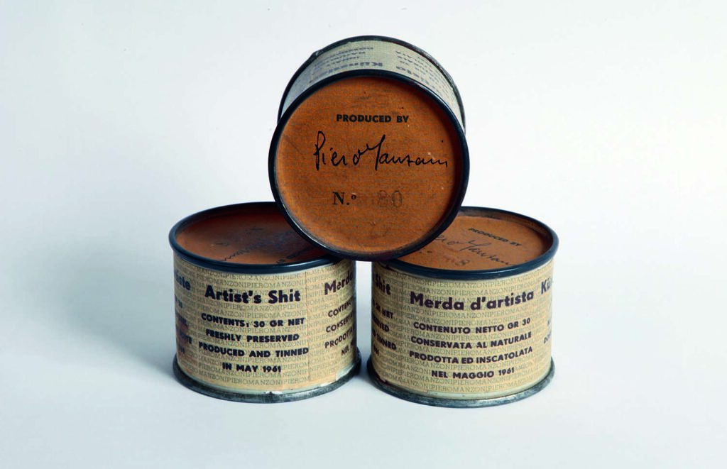 Barattoli dell’opera “Merda d’artista” di Piero Manzoni (1961), usata come metafora per spiegare il valore reale dei servizi di telefonia aziendale