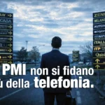 Agente di commercio telco osserva cartelli aziende area industriale scelta telefonia pmi